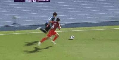 中超冠军真丢人！2分钟被干两个球，比国足还让人无语，国门无望了。