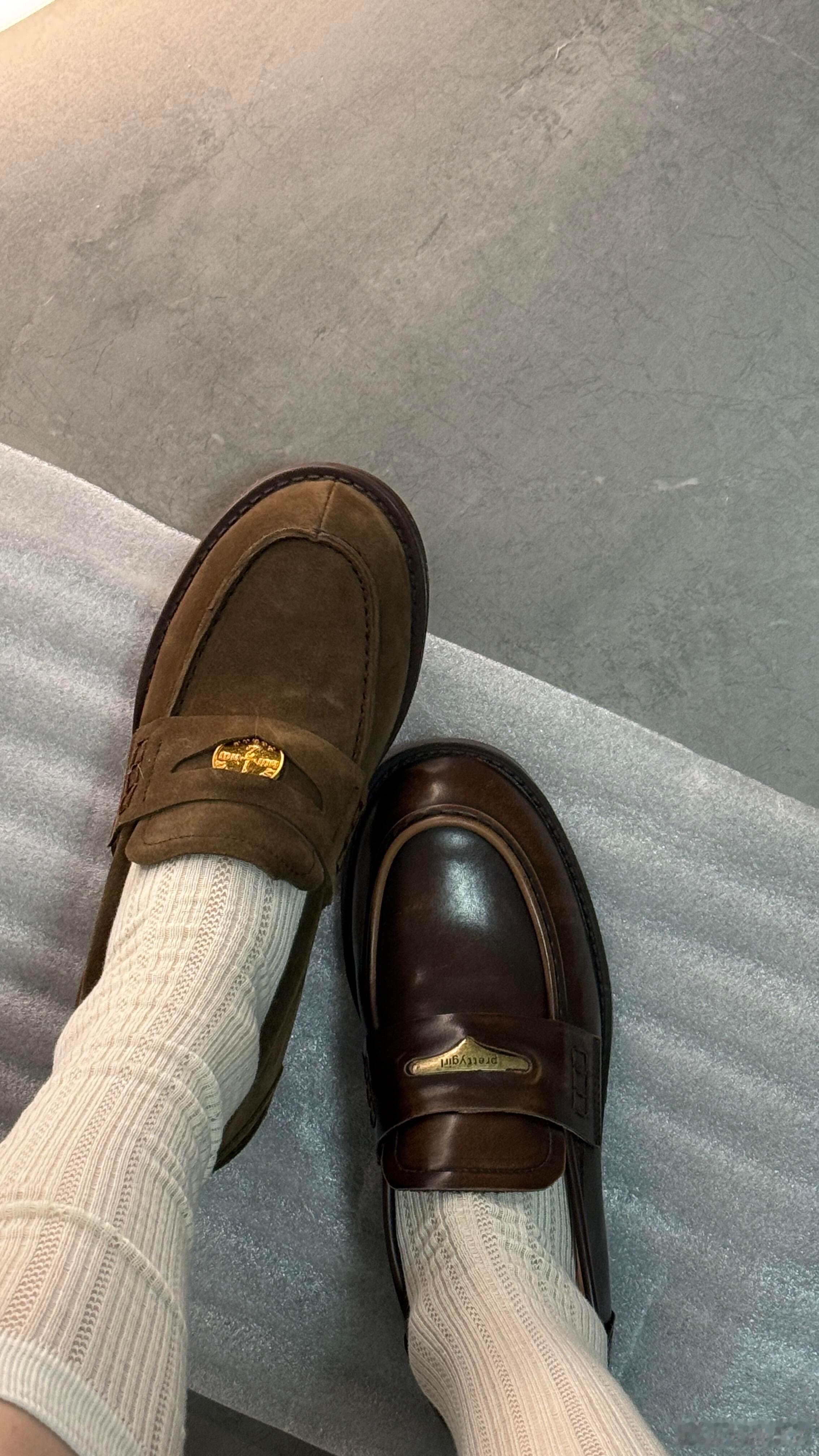 一双设计独特的复古风乐福鞋，采用经典的便士乐福鞋（Penny Loafer）款式