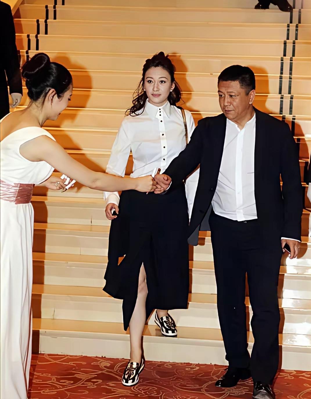 两人久不同框，婚变传闻愈演愈烈！
不少人好奇：当初送出的五个亿，离婚需要退回吗？