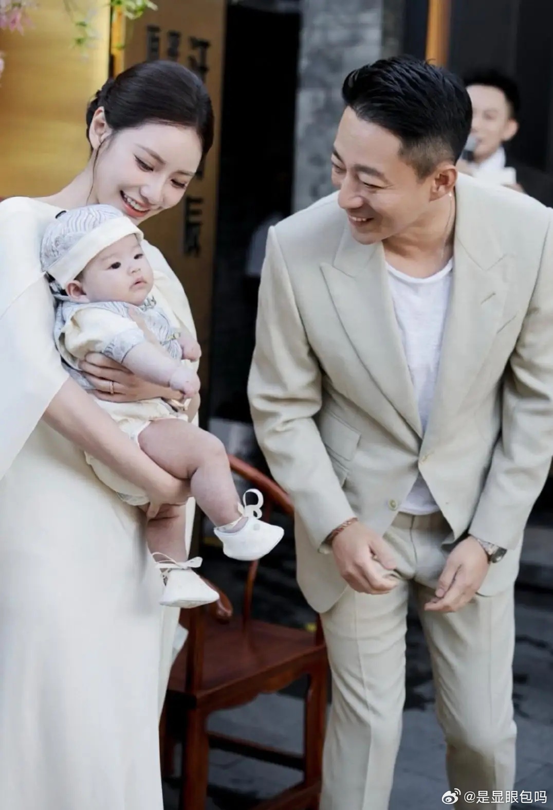 汪小菲与现任妻子马筱梅在北京高调为小儿子举办温馨百日宴，百日宴布置的很华丽，餐桌