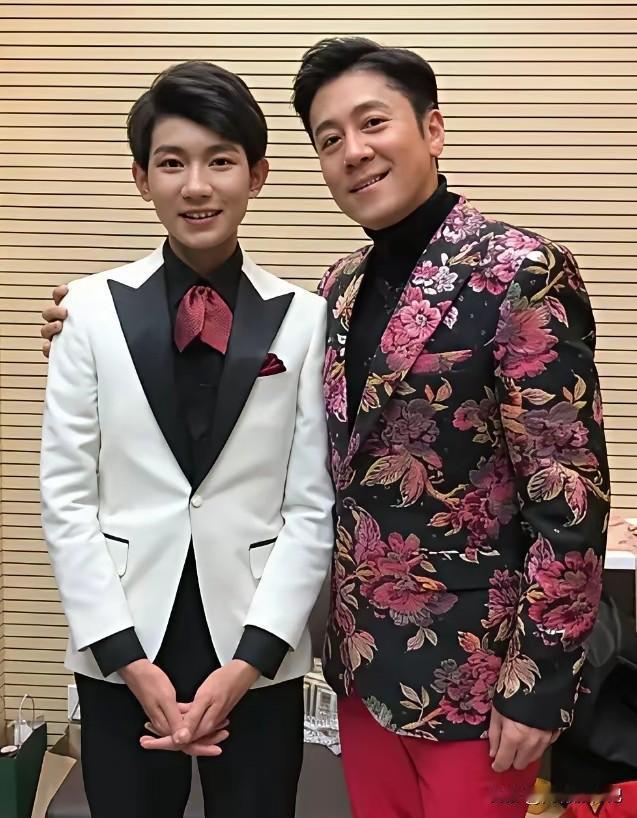 越来越年轻了，白色衣服的是谁。