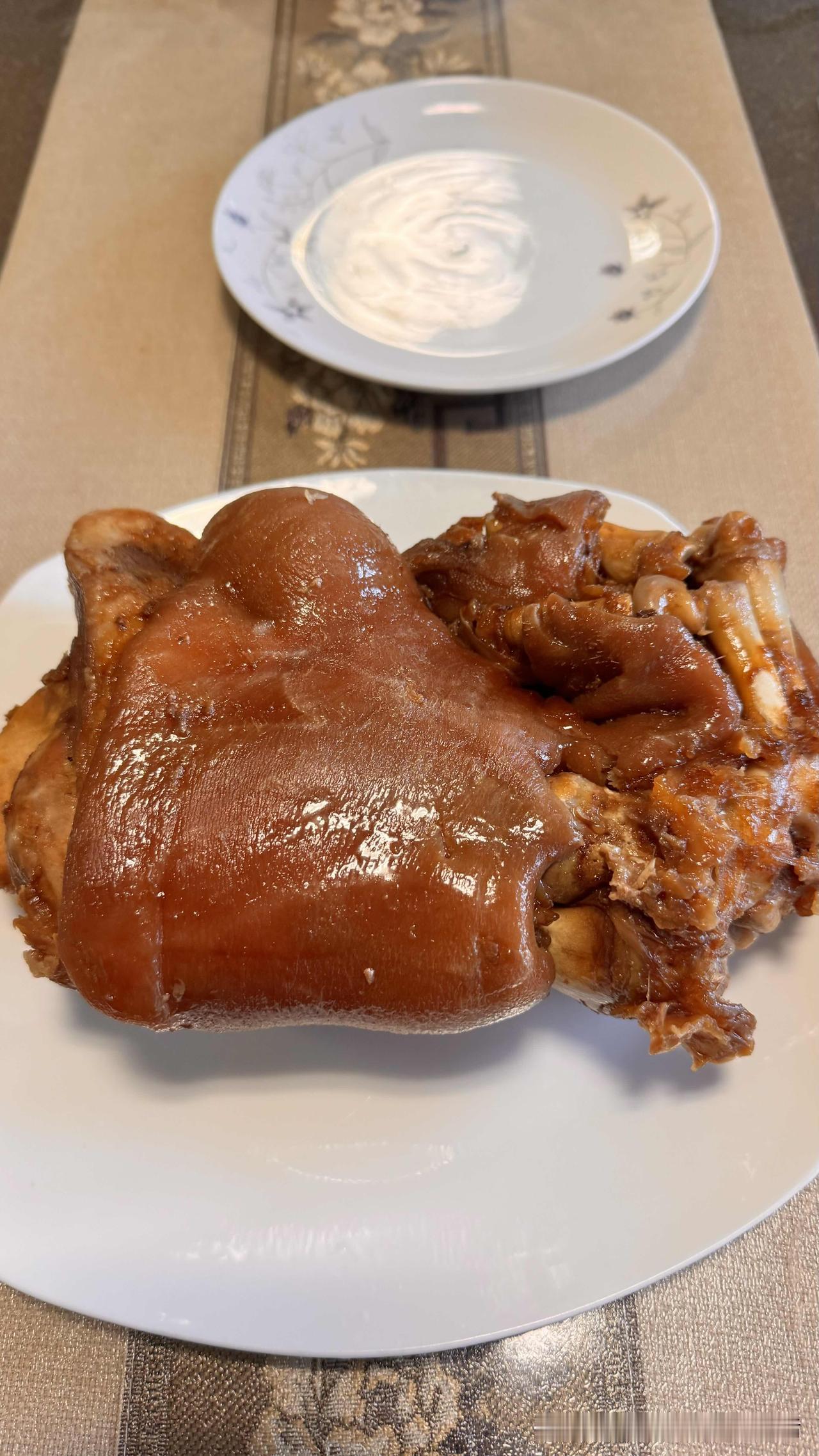这几天工作量挺大，连续三天在卫生间里拆除旧浴缸，每次都折腾的大汗淋漓，来个大酱肘