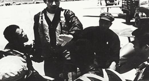 1965年，一架越界的美机看到中国飞机正飞来，美飞行员以为还会像之前一样口头驱逐