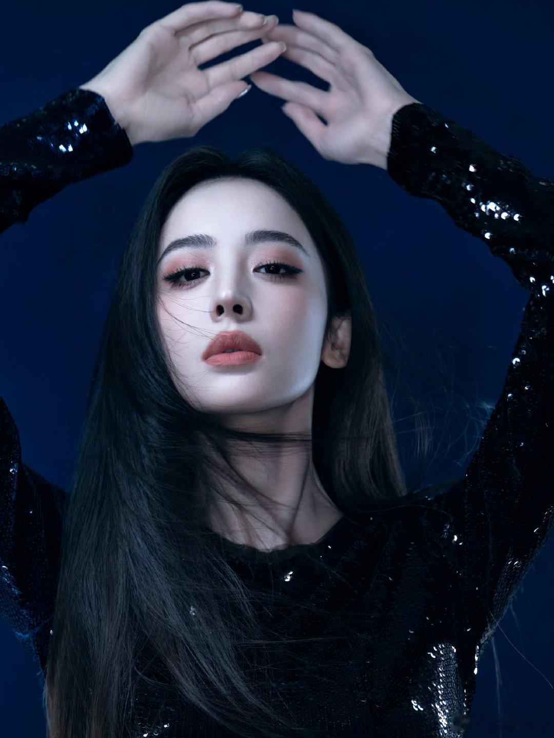 娜扎这个身材曲线娜扎太有反差感了，醒来里和现实里完全两种感觉娜扎太有反差感了 ​