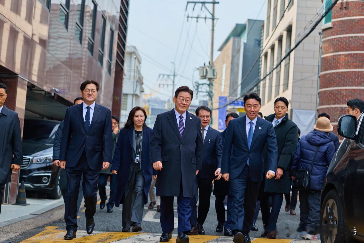 2月16日，韩国公布的民调显示，总统李在明的国政支持率达到56.5%，连续三周保