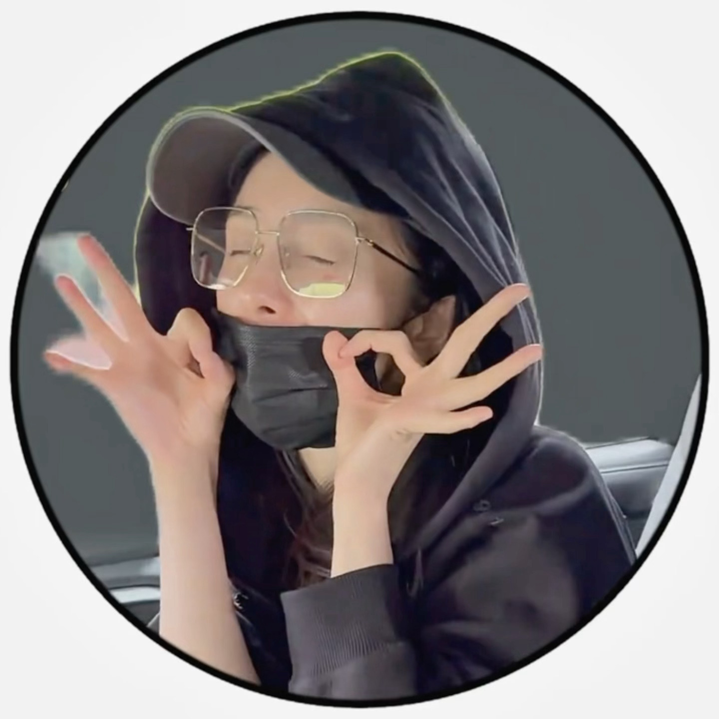 俺不行了 此女wink是闭两只眼完全是wink笨笨米！！！ 