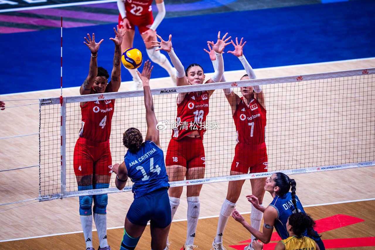 巴西女排1-1土耳其女排（25-23 23-25）克里斯蒂娜：12分（26扣8中