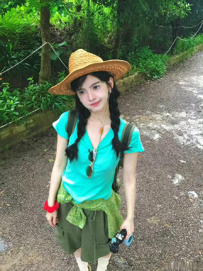 章若楠ins第一条百万赞章若楠ins百万赞帖户外场景衬得她灵气满满，一颦一笑都透