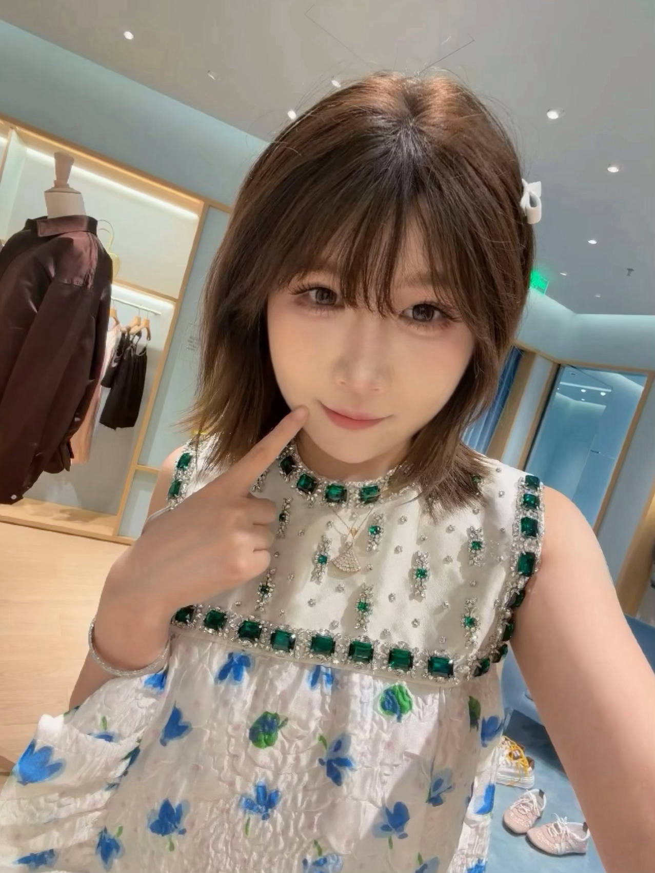 小miu催我选去巴黎的三套衣服了 今天下午过去试了四个小时..像奇迹暖暖  最后