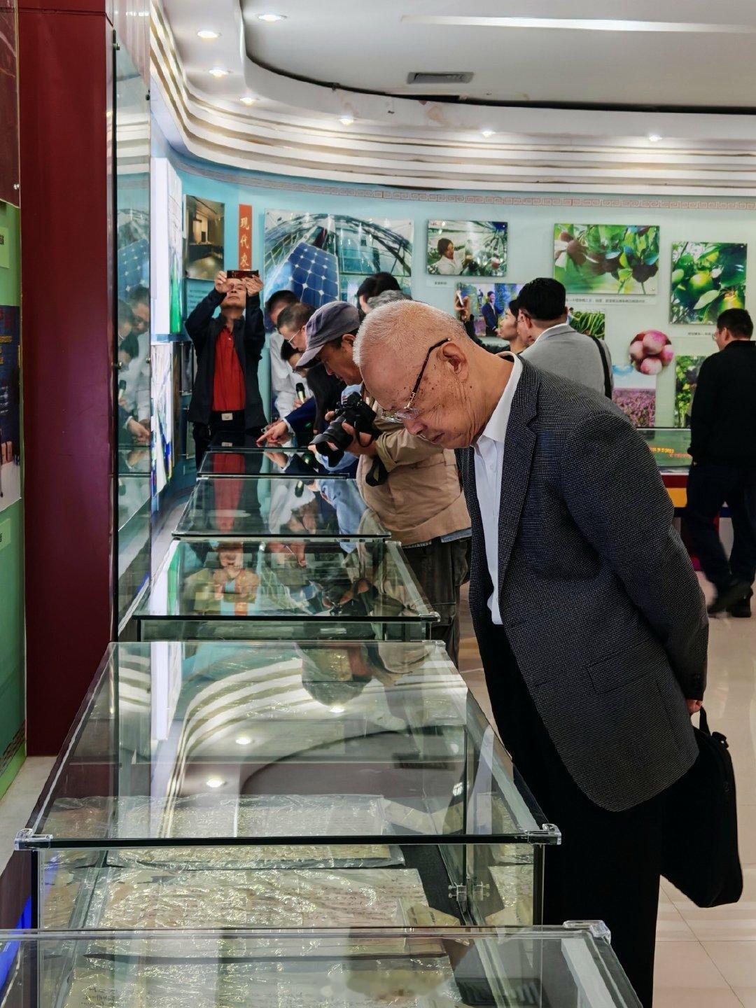 宁波藏家守护老物件留住珍贵城市记忆 罗峰与伍文益深耕余姚本地旧物收藏二十余年，创