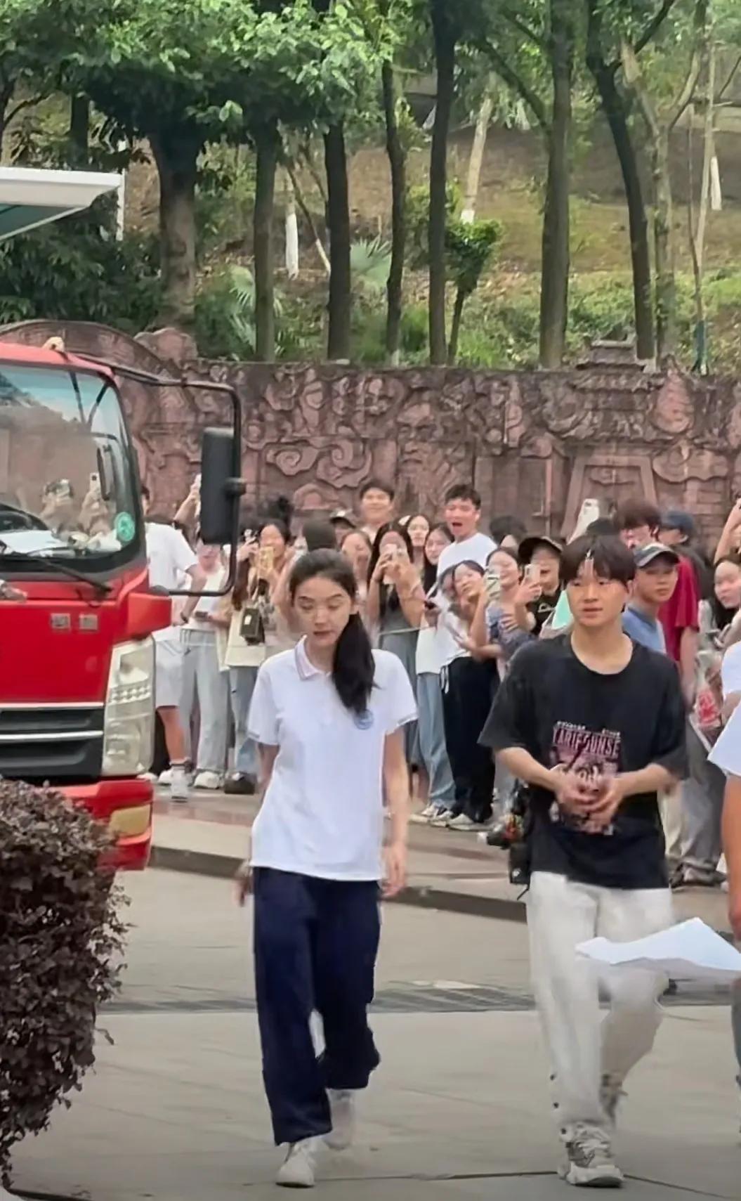 重庆《难哄》剧组看见章若楠了
一身校服加上马尾
真的是妥妥的青春气息
她真的好有