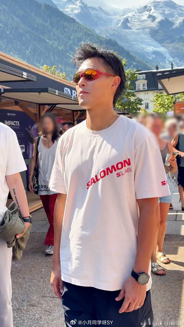 运动对一个人的改变有多大杨祐宁站在霞慕尼起点，脚下是碎石山径。15公里、1200