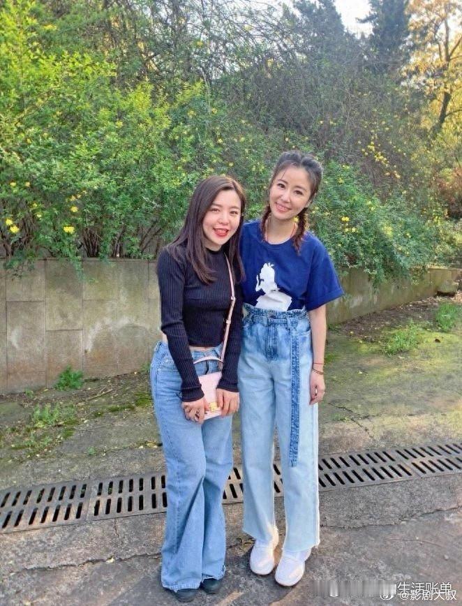 林心如近照，颜值气质依然很好，打扮得也很少女。 ​​​