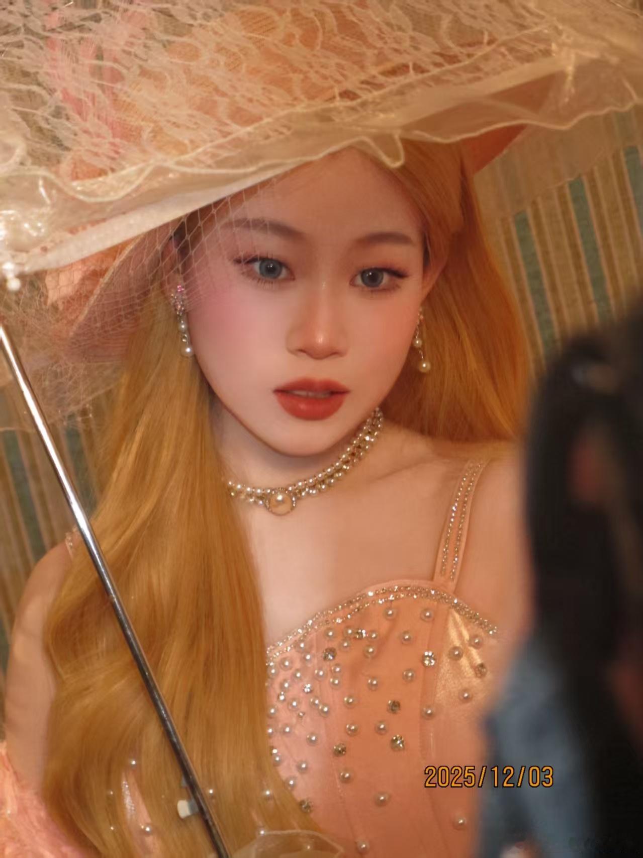 沈佳润的粉色蝴蝶结也太萌了沈佳润甜妹金发公主妆啊啊啊沈佳润的粉色蝴蝶结造型好看了