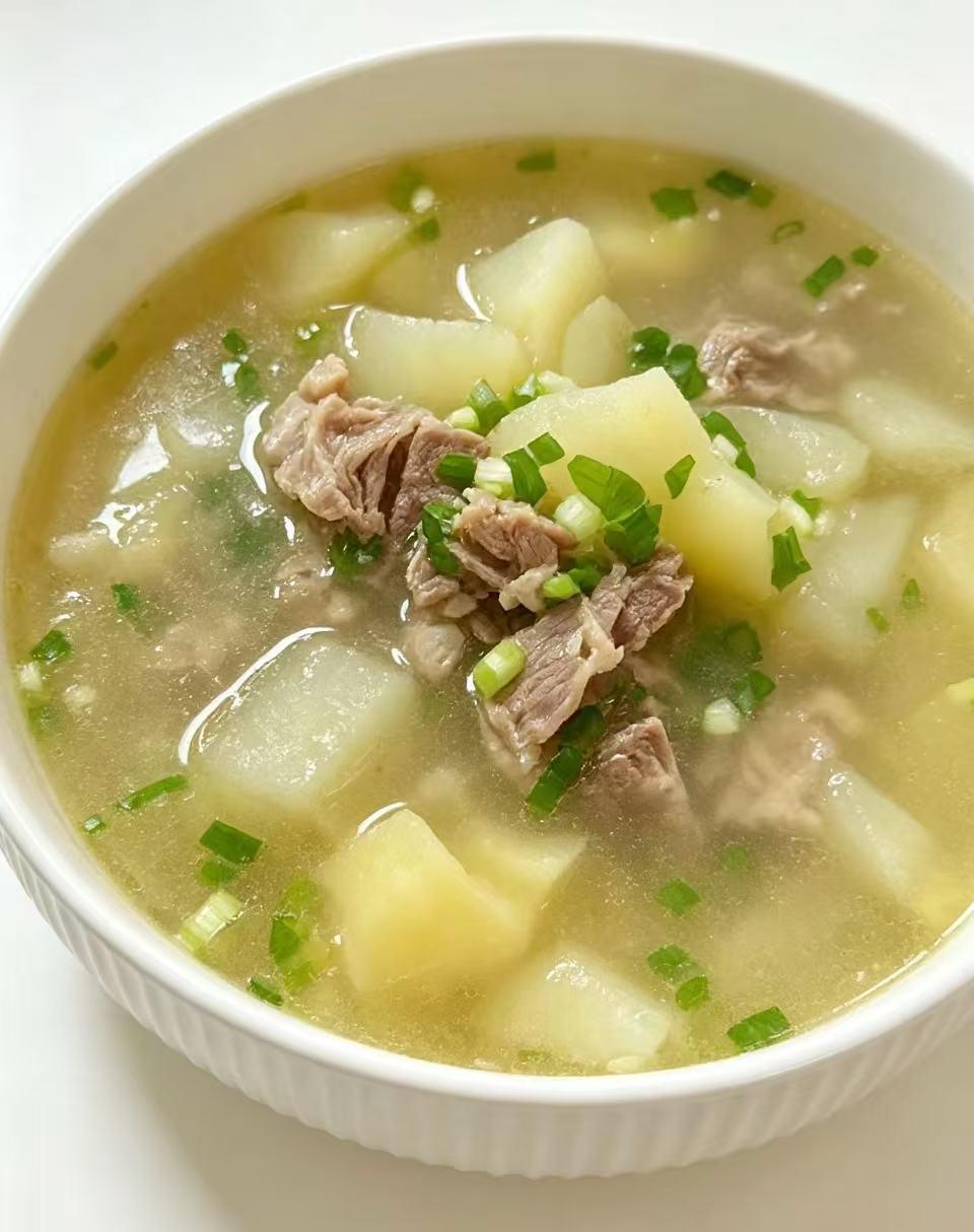 一碗热气腾腾的土豆牛肉汤，简单又好吃。