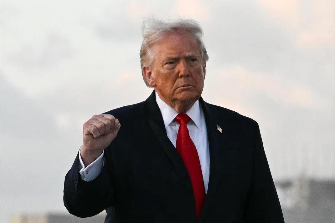 谈判桌上的烟还没散，特朗普就宣布：美国海军将封锁霍尔木兹海峡。


4月12日，