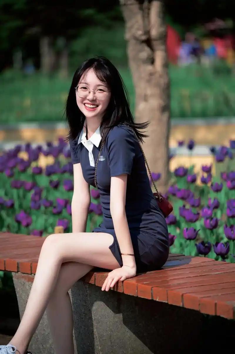 1. 用对光线，让画面“软”下来
温柔感最怕生硬的光影。首选自然光，推荐黄金时段