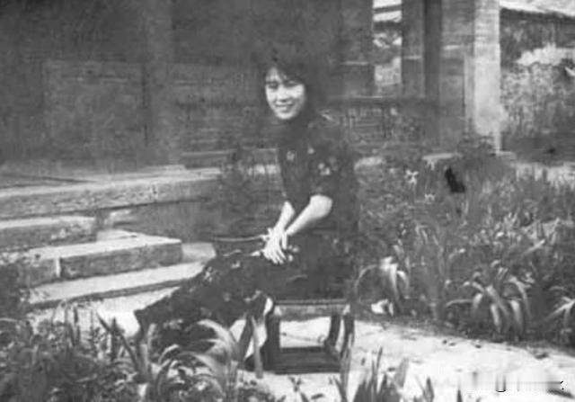 1942年，著名女作家沉樱正怀3胎时，得知丈夫把全部家当了3万块，拿去给戏子赎身