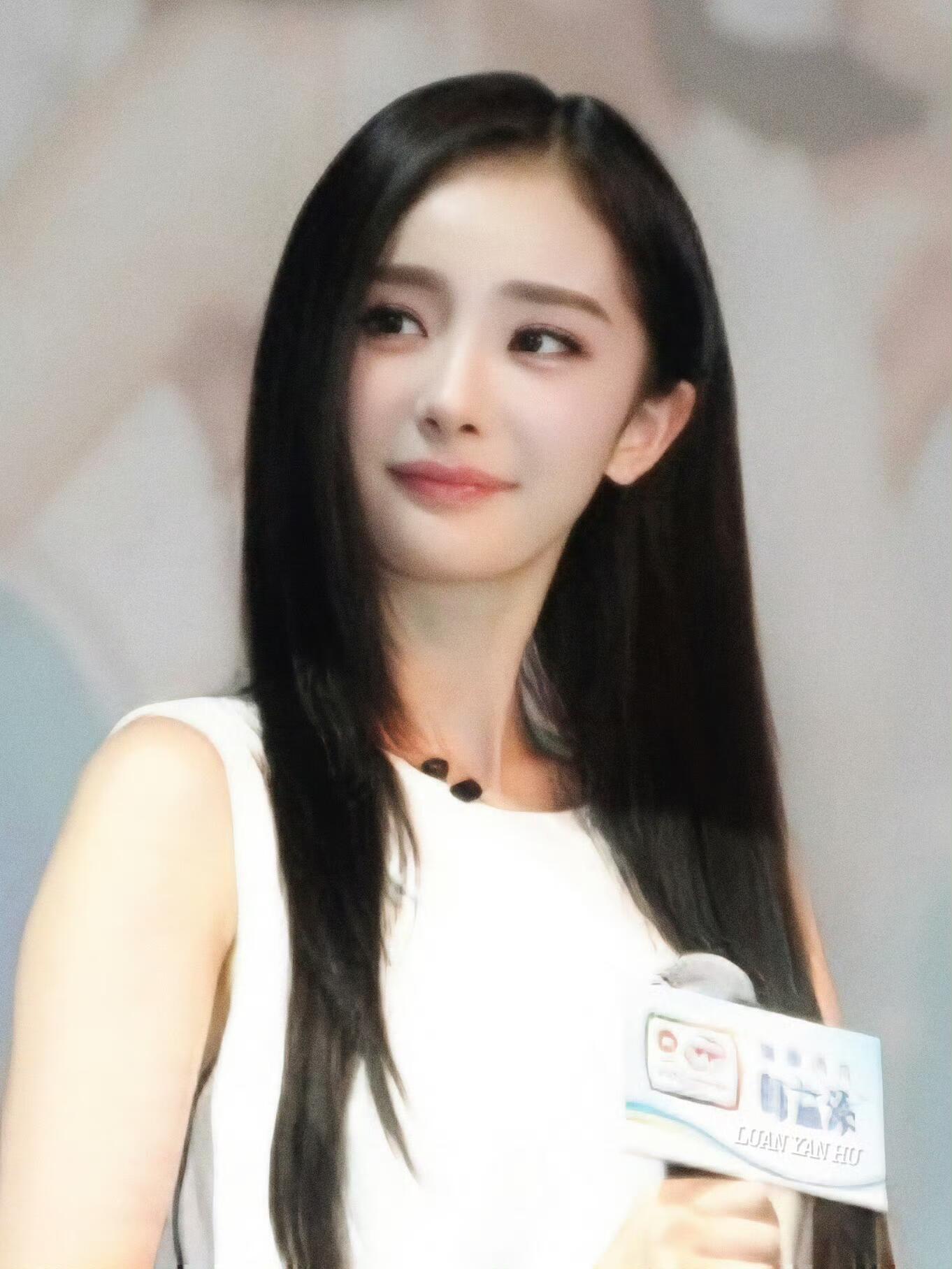 杨幂 分享一张小幂经典黑长直～[爱慕][爱慕]PS：记得给宁绣绣签到！[yeah