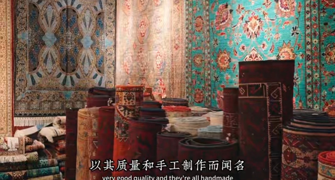英国网红在新疆用飞猪帮帮打卡非遗艾德莱斯绸、桑皮纸、土陶刺绣，这些珍贵的新疆非遗