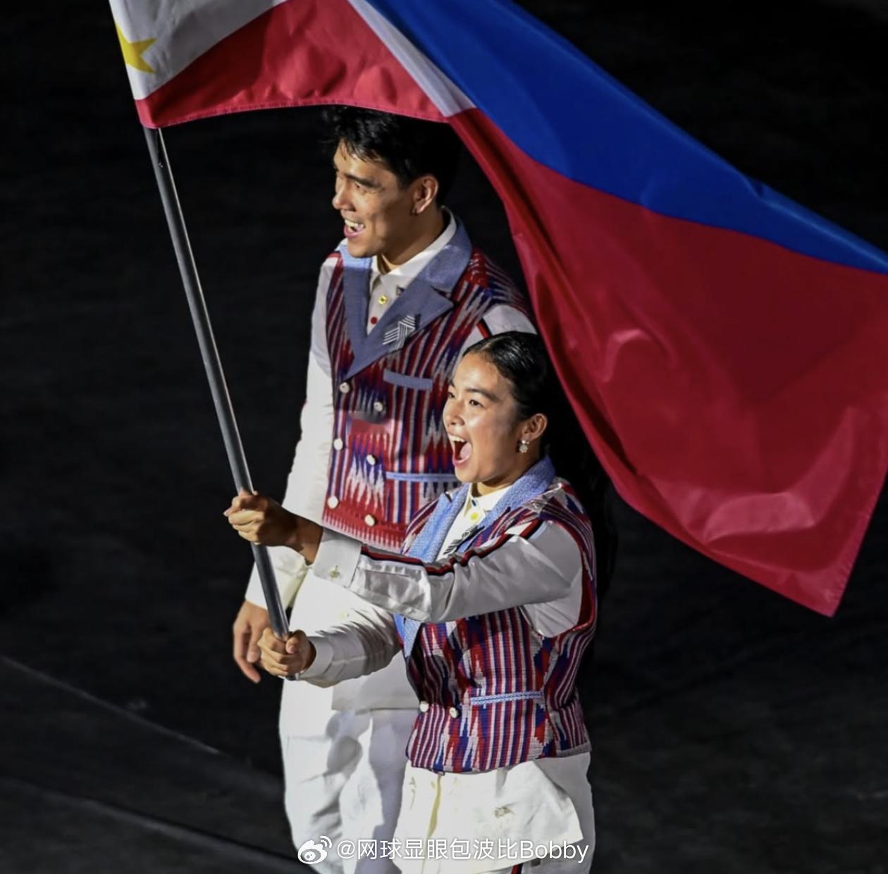 艾拉举着🇵🇭菲律宾的国旗在泰国举行的东南亚运动会开幕式上网球talking大
