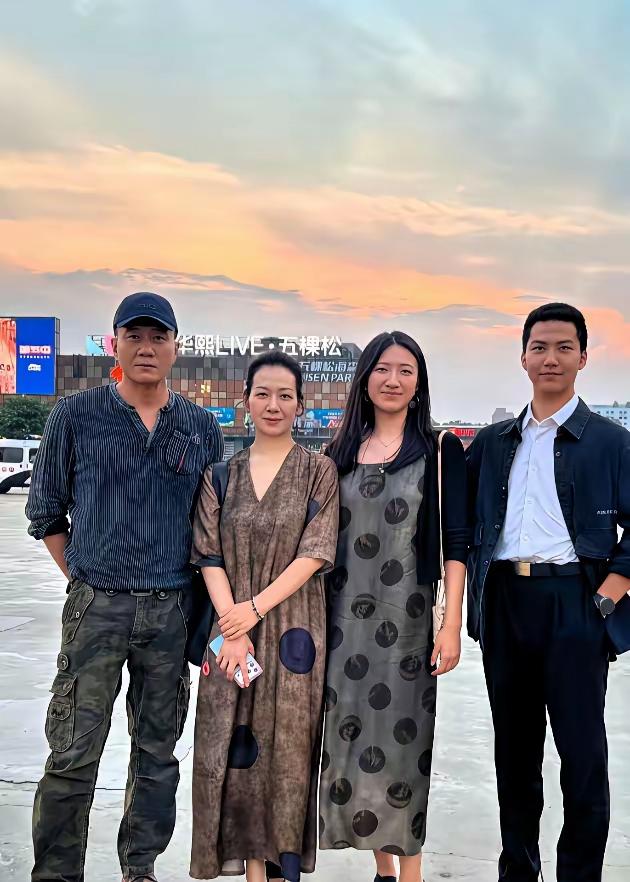 你们这一家四口吗？
他的儿子长的实在是太高了，高出了一个头，他的闺女长的实在是太