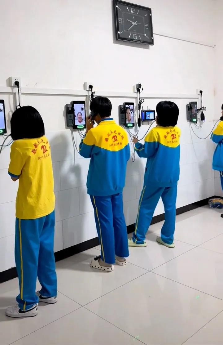 就问下大家，学校搞成这样有没有必要？很多人第一眼都看成监狱探监的。

读书明智同