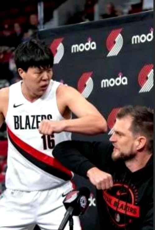 3分5犯规，主教练却说他打得非常出色？杨瀚森这数据有点反常。

开拓者主帅斯普利