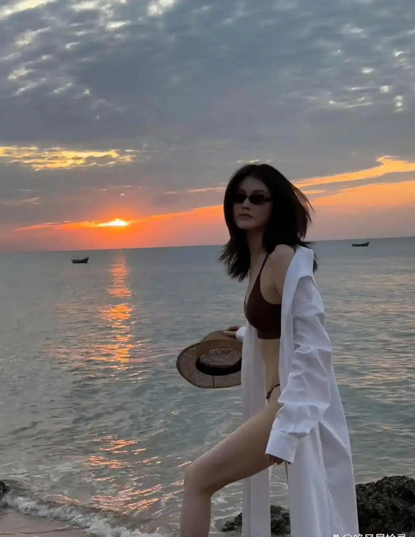 何穗沙滩比基尼写真，超模不愧是超模，比例真好。 
