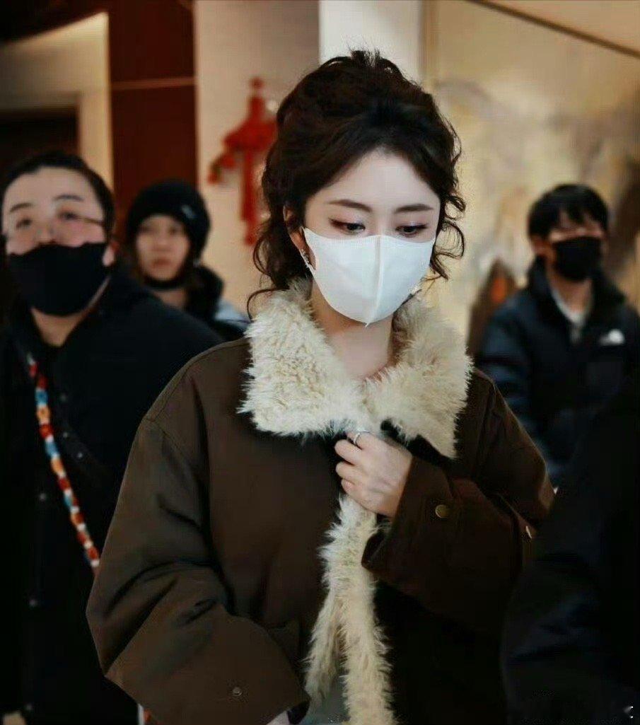 谭松韵高马尾卷发造型松韵高马尾卷发造型路透，青春活力元气十足