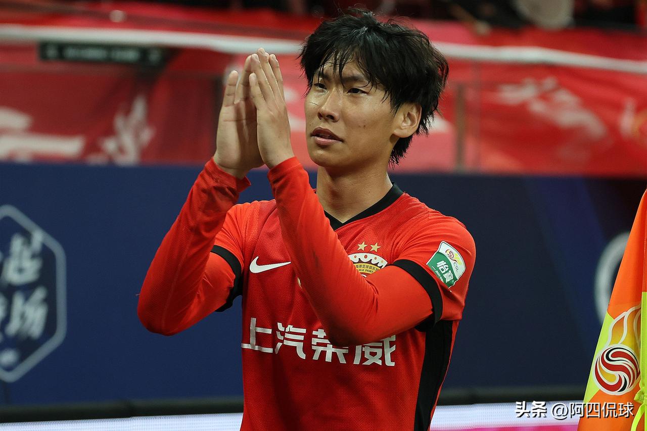 德甲门兴格拉德巴赫等俱乐部40万欧元求购上海海港20岁边锋李新翔，李新翔表示没有