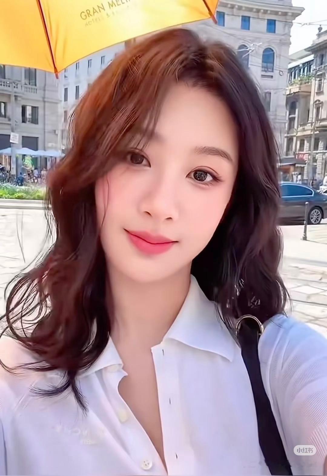 杨紫染发了？新发色很好看呀，看起来在国外有好好玩 