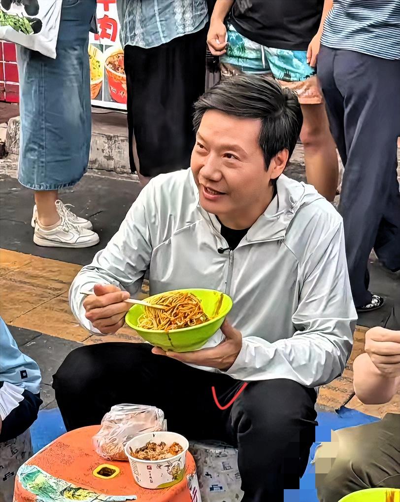 大家发现了吗?
​雷军越来越不对劲了。
​明明他都已经57岁了，却变得越来越接地