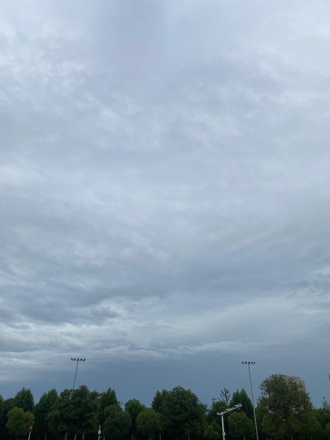 大雨后的天空凉爽却不安分，似乎还有一场大雨蓄势待发～ 