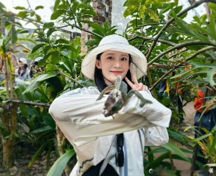 李沁1期节目800个反差《花儿与少年》李沁反差感拉满！打破清冷印象，狂炫米饭超萌
