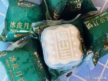 五仁月饼要竖起来对半切才好吃中秋美食小技巧分享，五仁月饼选择竖切对半，口感层次发