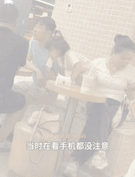 笑不活了！北京，一妈妈带着自己不大的女儿逛商场，期间母女俩在休息区歇脚时，旁边一