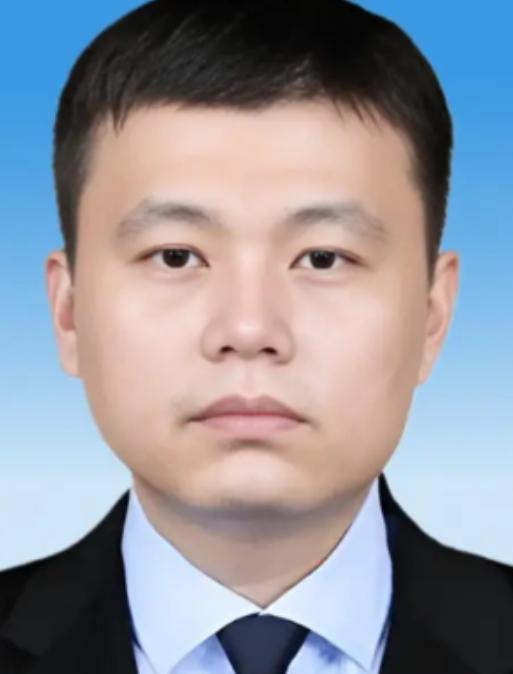 2006年，广东顺德海关的一名普通公务员晚上回到家，悄悄对妻子说：“老婆，我的银
