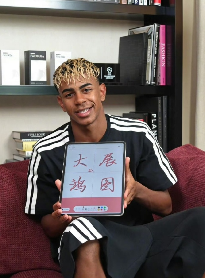 王大雷扑出亚马尔进球亚马尔写上中文了  亚马尔手写中文“大展鸿图” ​​​
