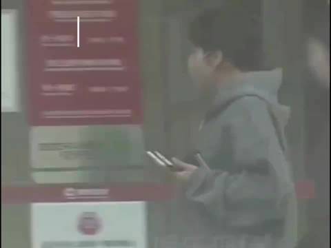 10月16日，狗仔刘大锤曝光了一段张佳宁挺着大肚子去银行办事的视频，视频里张佳宁穿着灰色卫衣，肚子已
