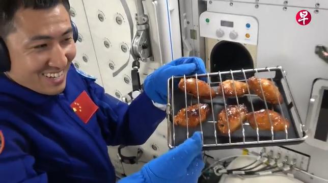 咱们的空间站又添新设备了:天空烤箱

随着神舟二十一号飞船为空间站送去了一台烤箱