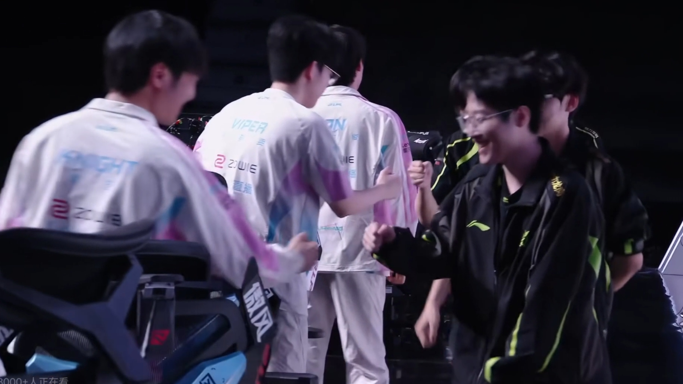 Zhuo跟Knight关系真好，赛后碰拳Zhuo还原地踏步等了左手一下，认认真真