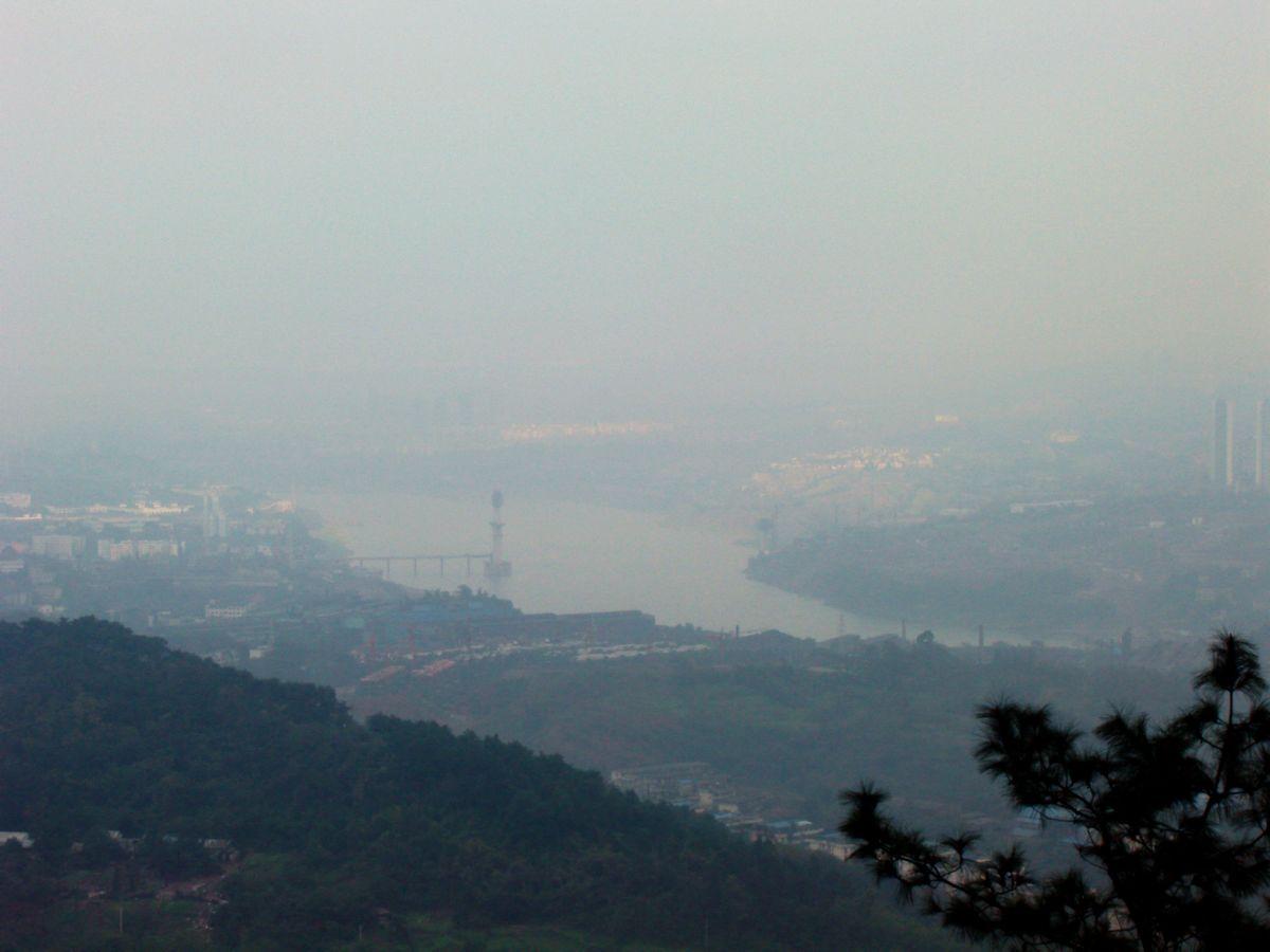 在歌乐山上拍摄双碑嘉陵江大桥，图1是2010年12月拍的，当时是冬天雾气比较大，