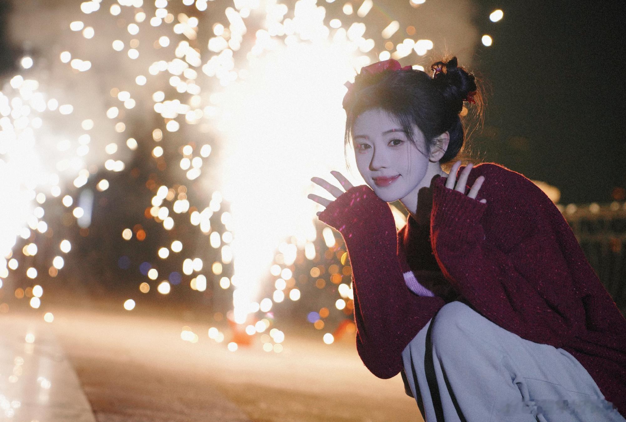 鞠婧祎红毛衣双丸子头，真的像画里走出来的年画娃娃[憧憬] ​​​