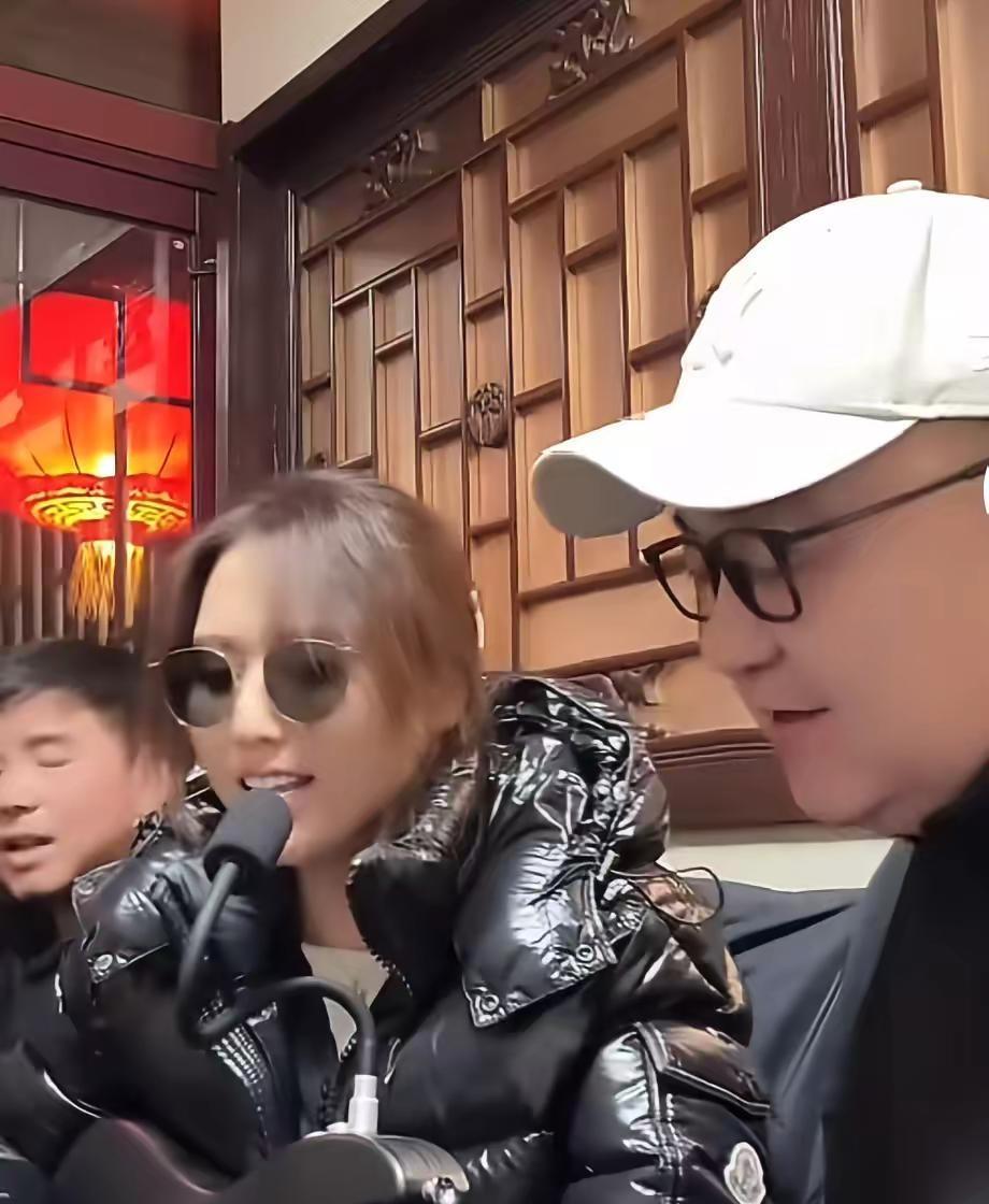董哥和嫂子，夫妻俩是有共同爱好的。董哥唱歌不输专业歌手，嫂子更厉害，唱刘若英的歌