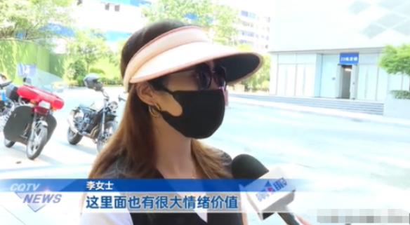重庆，一女子到某理发店做头发，结果发现理发师有腹肌，就忍不住用手指戳了一下。之后