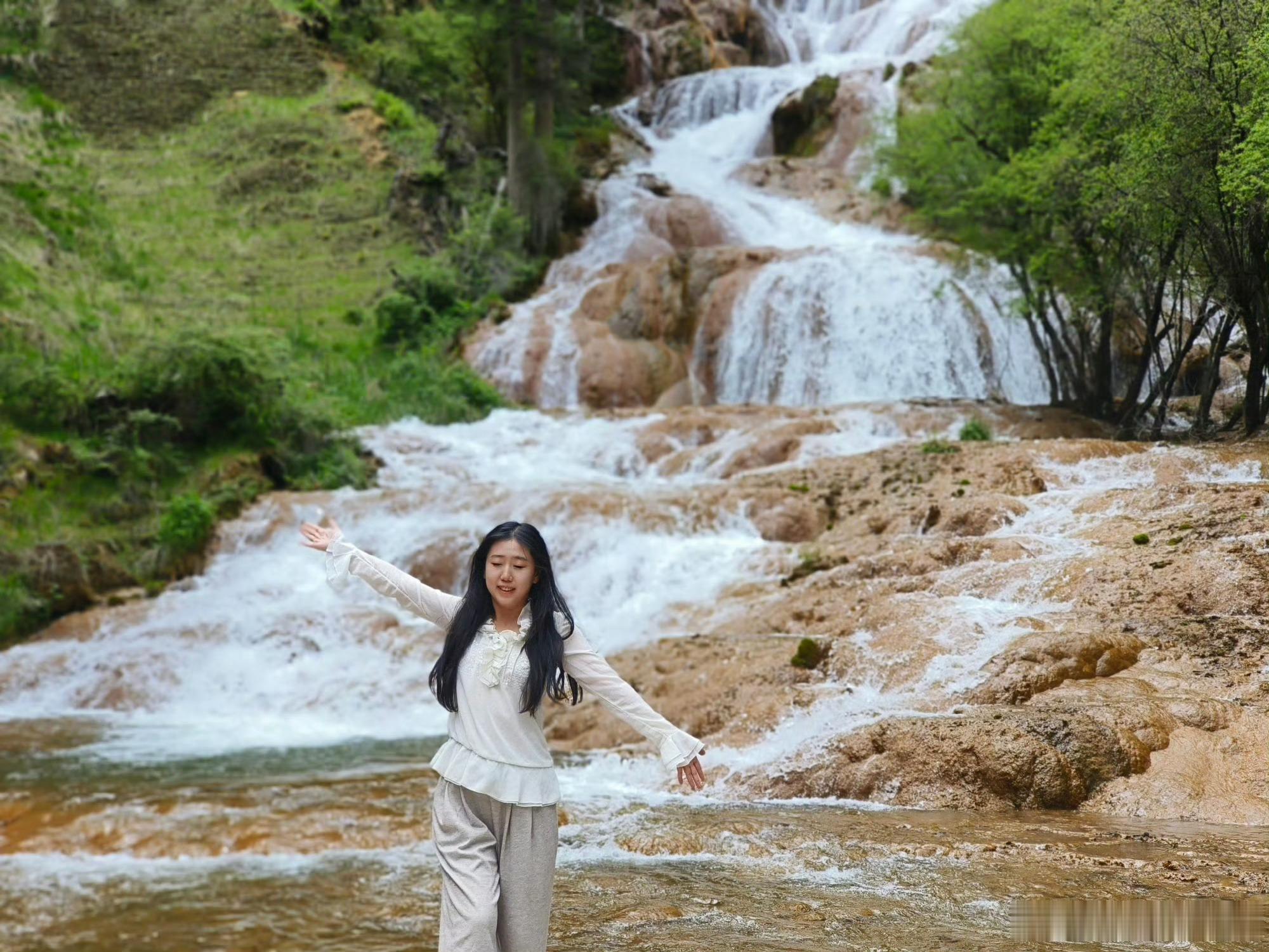 【水声震谷，激流如雷】 牟尼沟扎嘎瀑布夏日限定美景 六月的扎嘎瀑布，正是一年中最