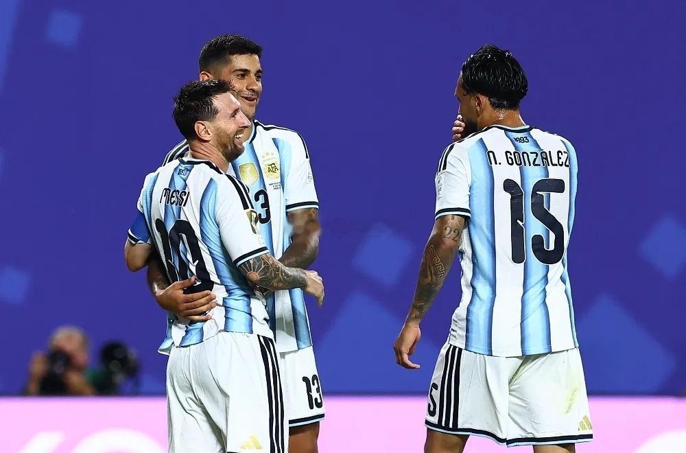 这届世界杯首轮简直是“神仙打架”与“童话照进现实”的混合体！🌍⚽️38岁的梅西