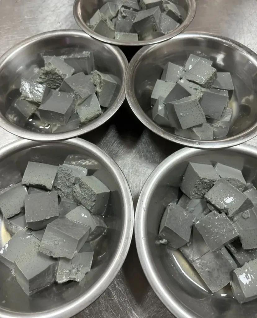 大家工资都多少，说出来让我心里平衡一下
我先来:月薪3500扣完社保大概3000