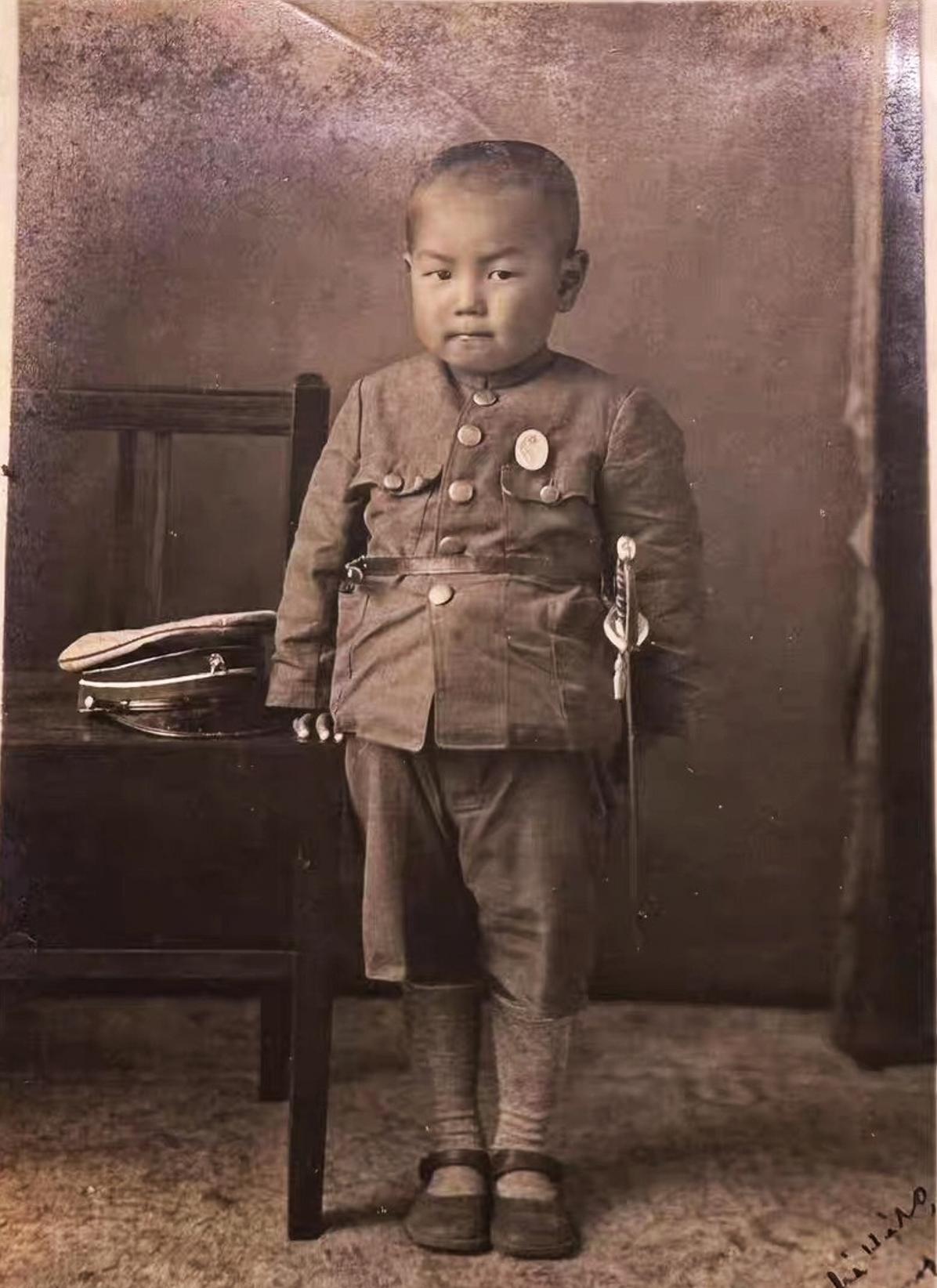 这是1945年抗日战争后期日军的一个小兵。这个小兵年龄很小，看起来也就只有几岁的